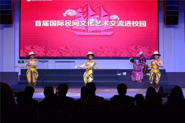 潍坊首届国际民间文化艺术交流活动走进金马校园